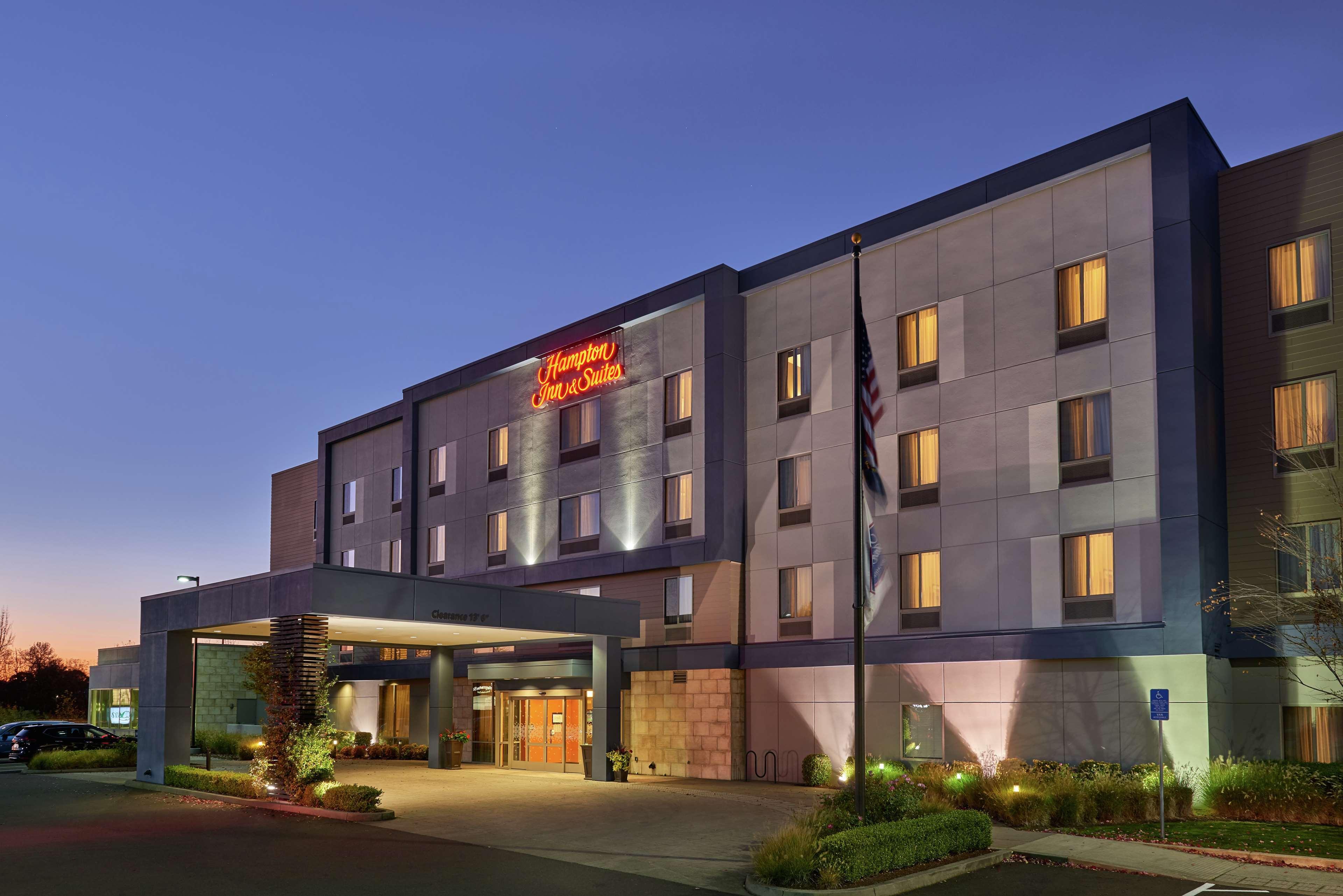 Hampton Inn And Suites Salem Exteriör bild